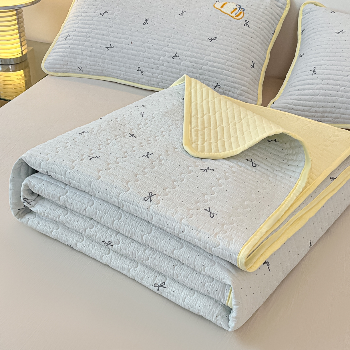 91家纺网 家纺一手货源 找家纺 欧妮家纺 2026新款A类云感毛巾绣夏被四件套-床盖空调被系列 小熊牛仔包