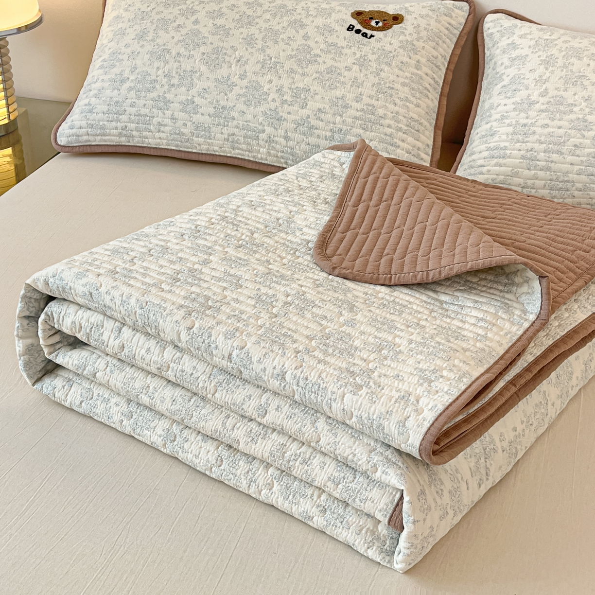 91家纺网 家纺一手货源 找家纺 欧妮家纺 2026新款A类云感毛巾绣夏被四件套-床盖空调被系列 绒绒熊