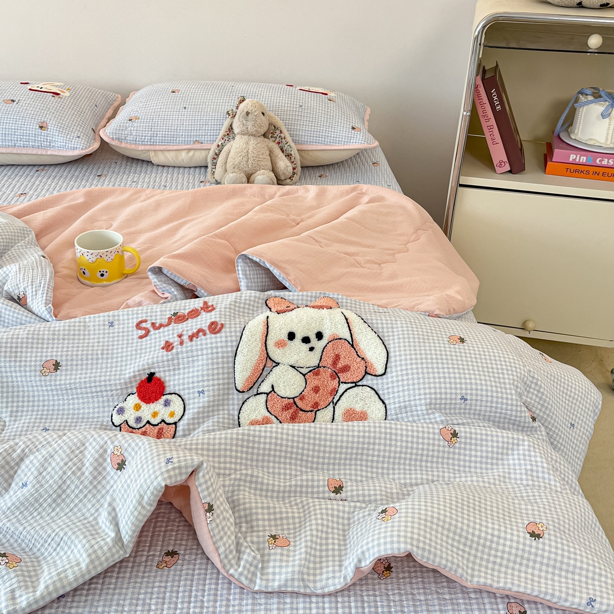 91家纺网 家纺一手货源 找家纺 欧妮家纺 2026新款A类云感毛巾绣夏被四件套-床盖空调被系列 甜兔日记