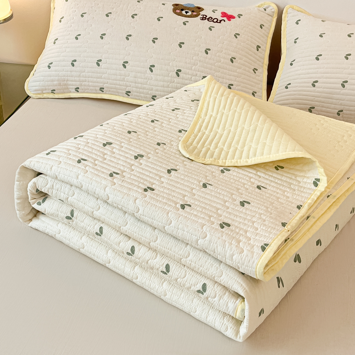 91家纺网 家纺一手货源 找家纺 欧妮家纺 2026新款A类云感毛巾绣夏被四件套-床盖空调被系列 小熊彩虹派对