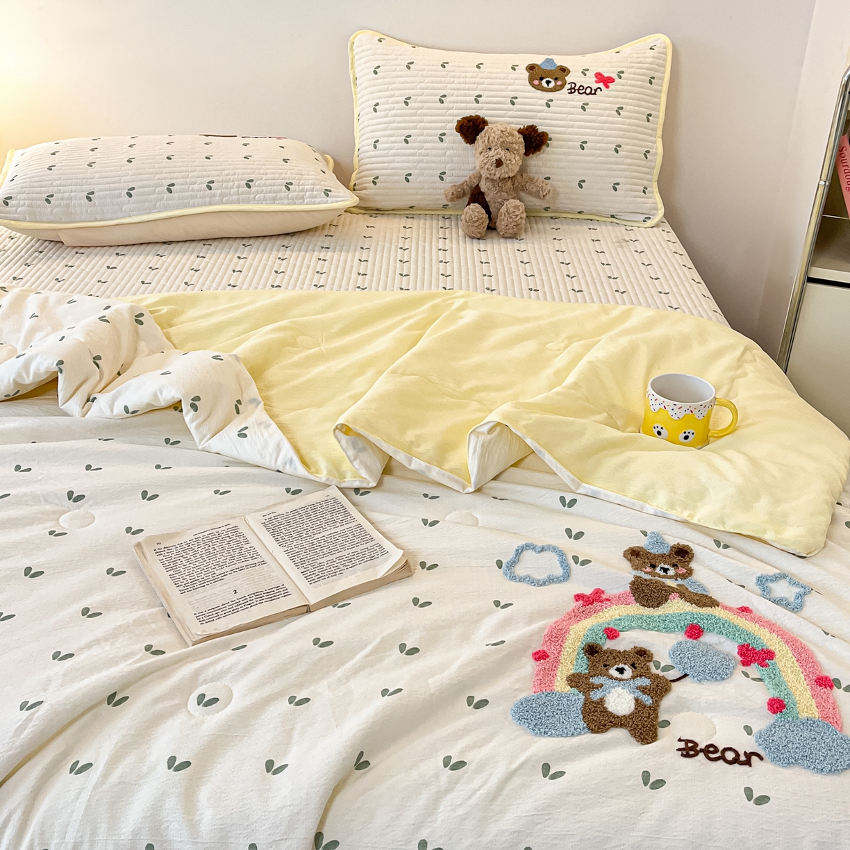 91家纺网 家纺一手货源 找家纺 欧妮家纺 2026新款A类云感毛巾绣夏被四件套-床盖空调被系列 小熊彩虹派对