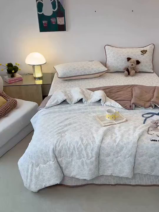 91家纺网 家纺一手货源 找家纺 欧妮家纺 2026新款A类云感毛巾绣夏被四件套-床盖空调被系列 绒绒熊