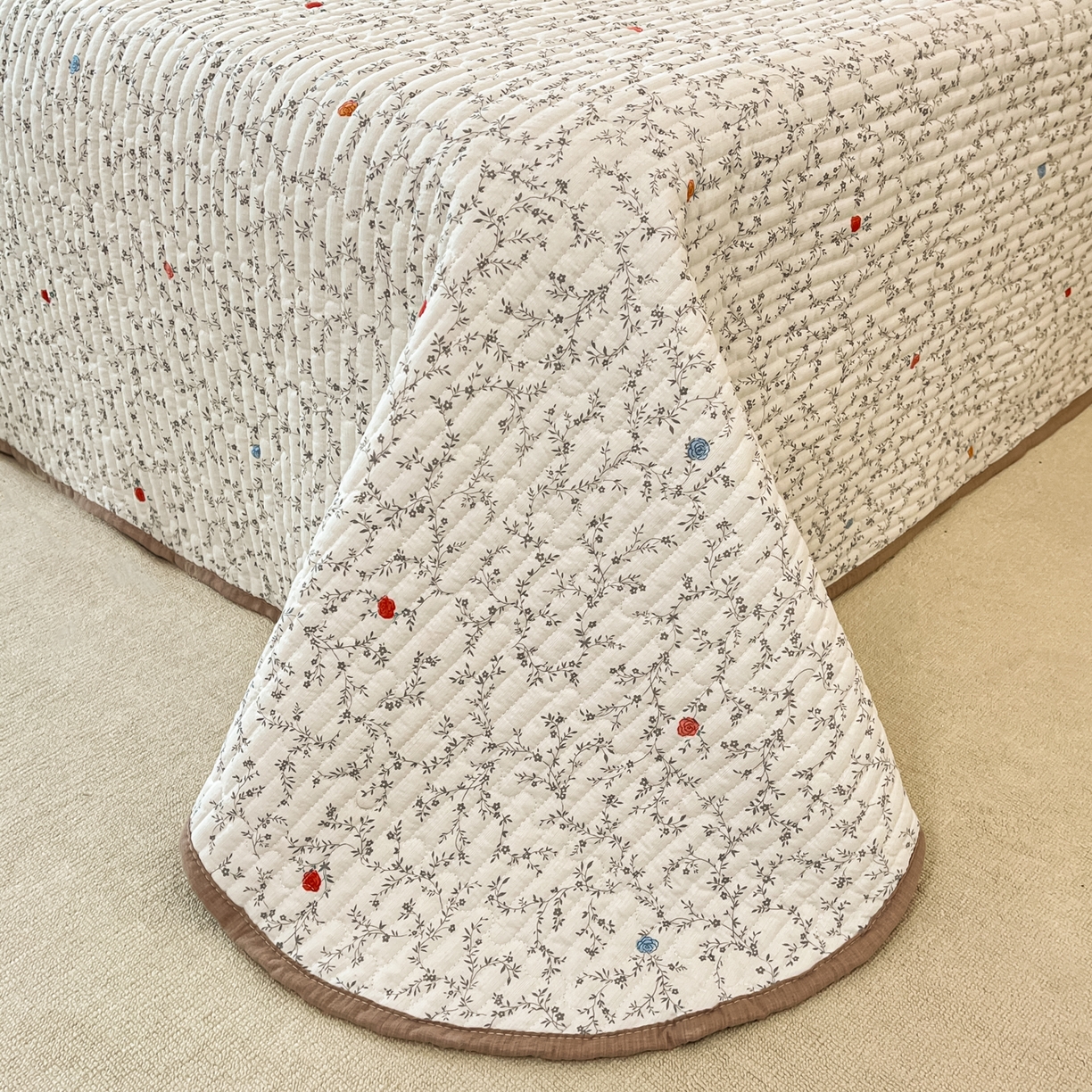 91家纺网 家纺一手货源 找家纺 欧妮家纺 2026新款A类云感毛巾绣夏被四件套-床盖空调被系列 元气苹果熊