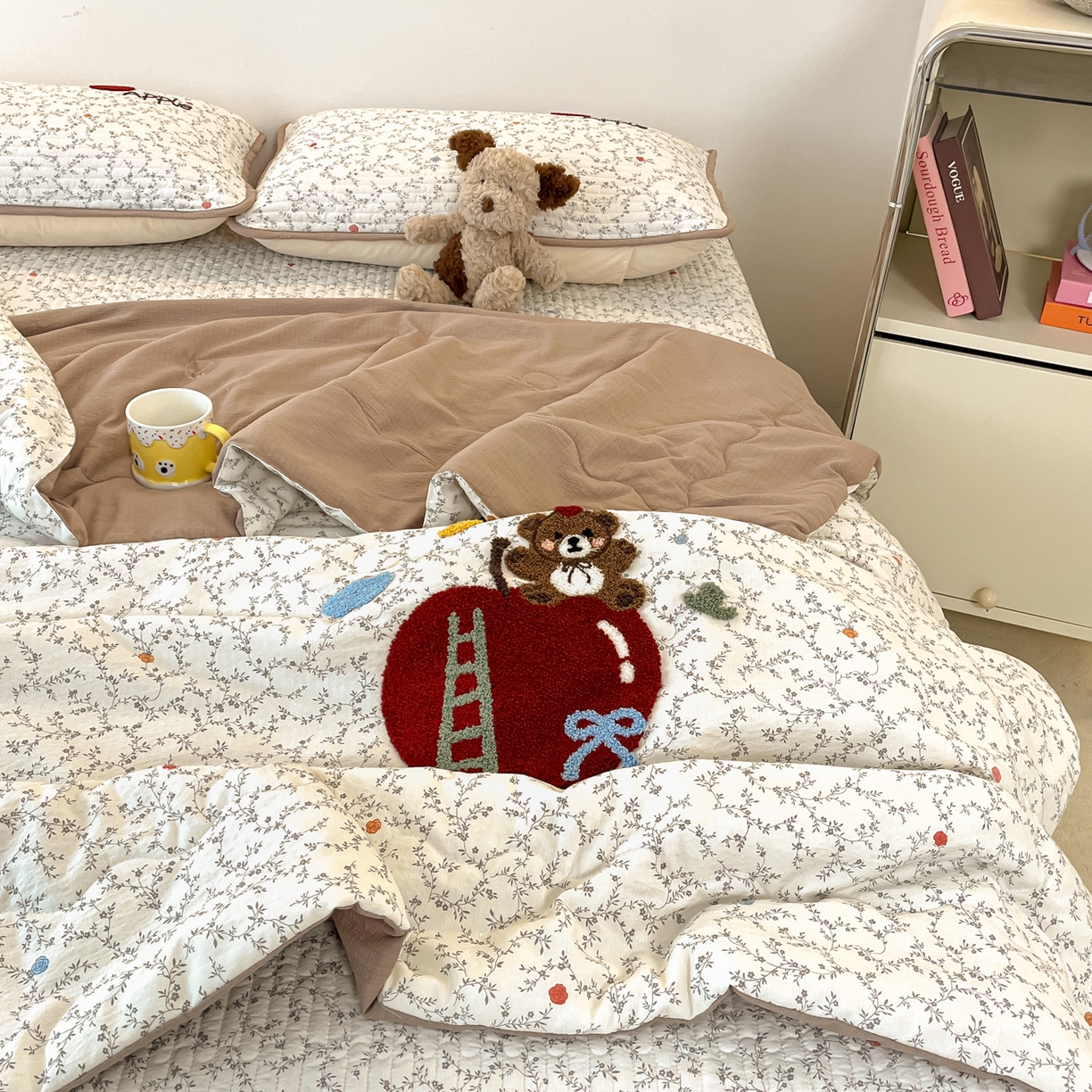 91家纺网 家纺一手货源 找家纺 欧妮家纺 2026新款A类云感毛巾绣夏被四件套-床盖空调被系列 元气苹果熊