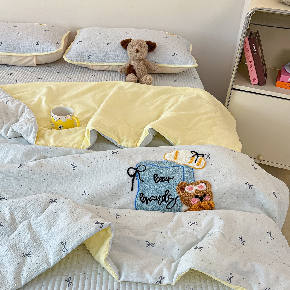 91家纺网 家纺一手货源 找家纺 欧妮家纺 2026新款A类云感毛巾绣夏被四件套-床盖空调被系列 小熊牛仔包