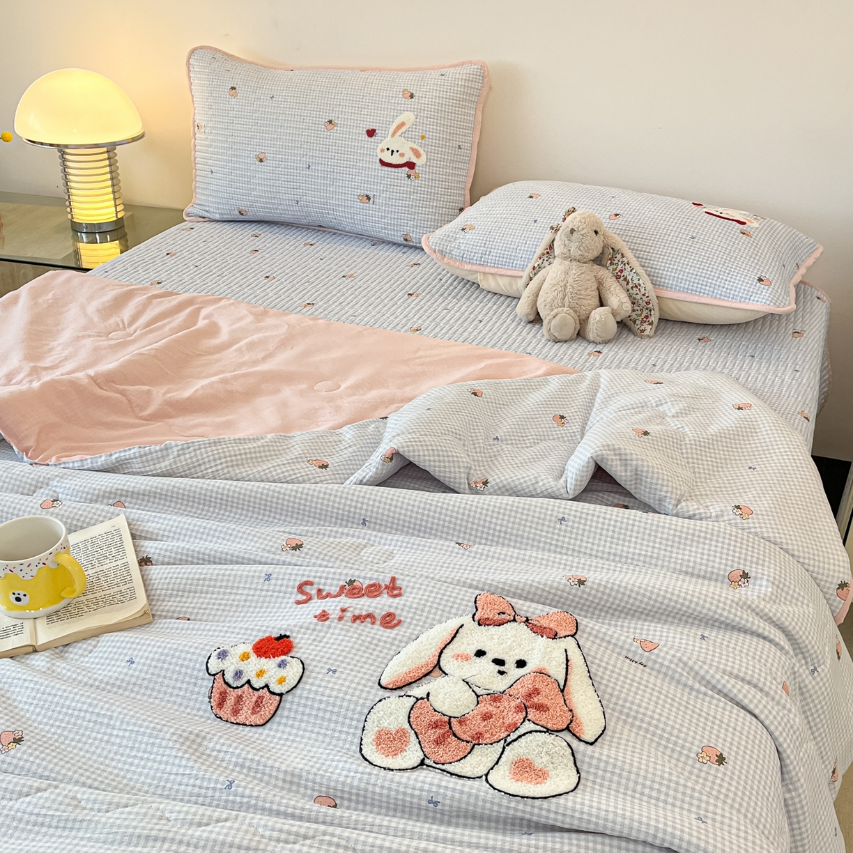 91家纺网 家纺一手货源 找家纺 欧妮家纺 2026新款A类云感毛巾绣夏被四件套-床盖空调被系列 甜兔日记