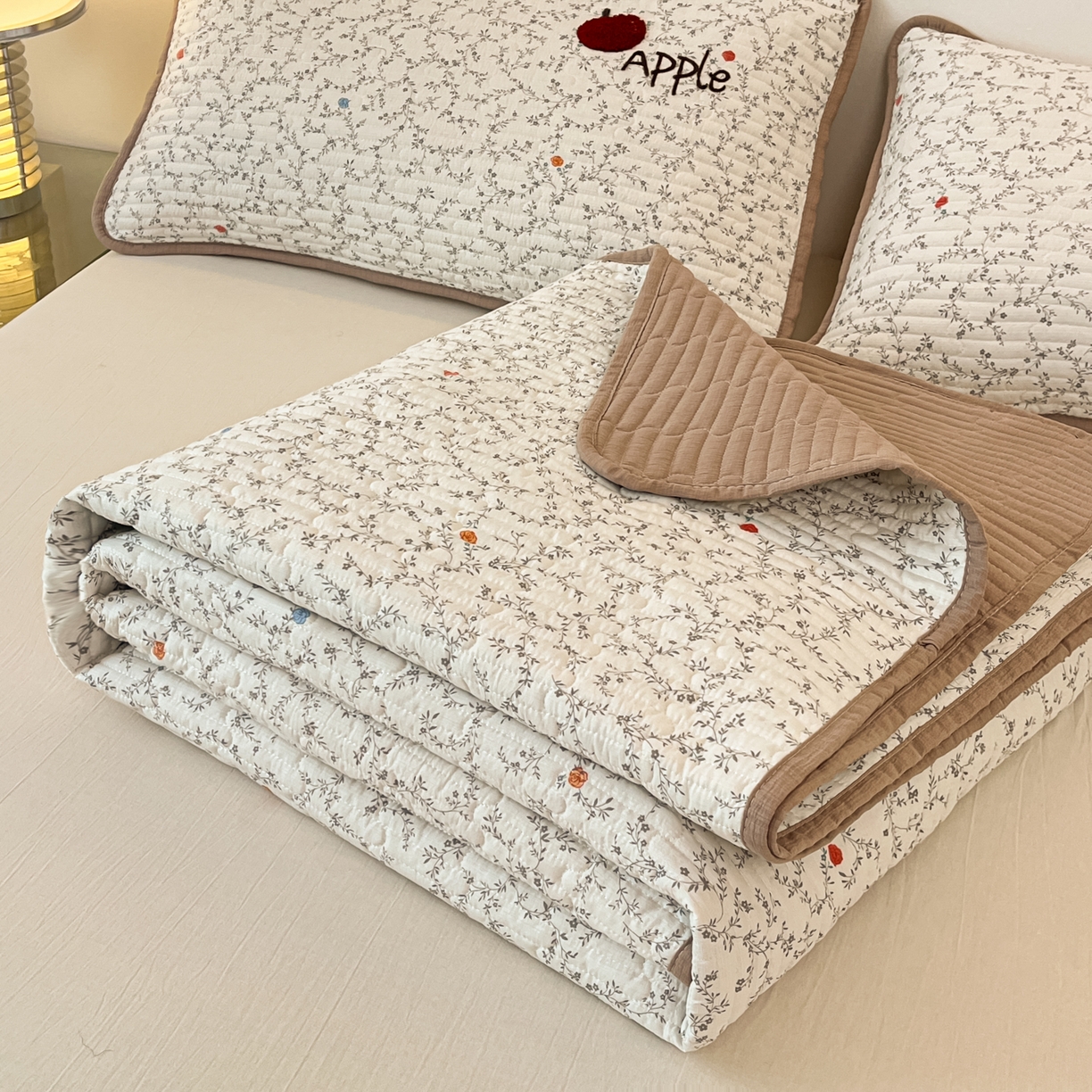 91家纺网 家纺一手货源 找家纺 欧妮家纺 2026新款A类云感毛巾绣夏被四件套-床盖空调被系列 元气苹果熊