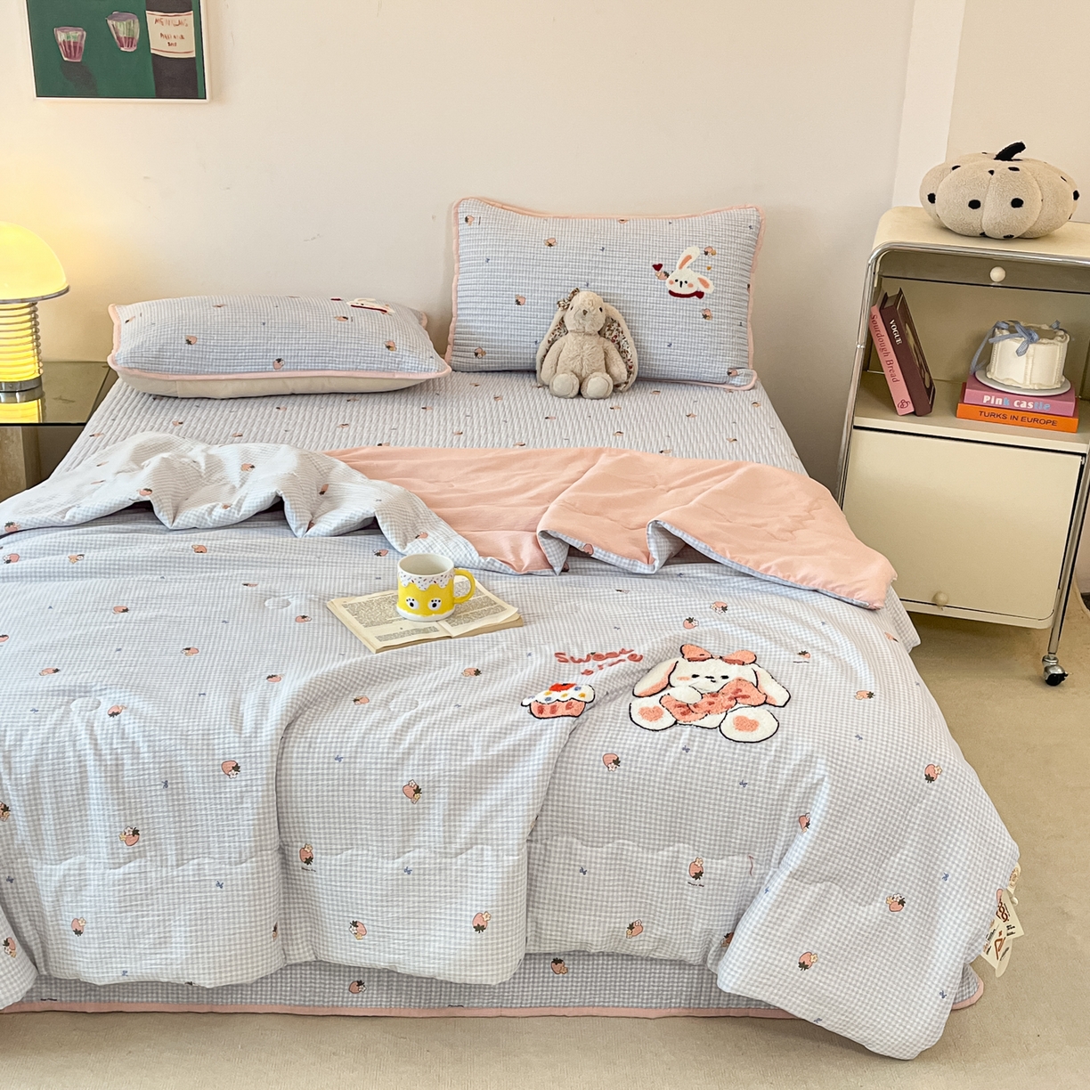 91家纺网 家纺一手货源 找家纺 欧妮家纺 2026新款A类云感毛巾绣夏被四件套-床盖空调被系列 甜兔日记