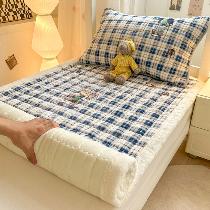 91家纺网 家纺一手货源 找家纺 欧妮家纺 2026新款加厚夹棉牛奶绒枕套 暖绒-蓝格英伦熊