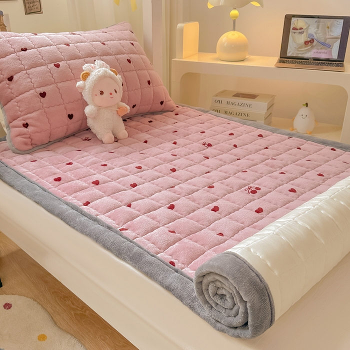 91家纺网 家纺一手货源 找家纺 欧妮家纺 2026新款加厚夹棉牛奶绒枕套 水晶-爱心樱桃