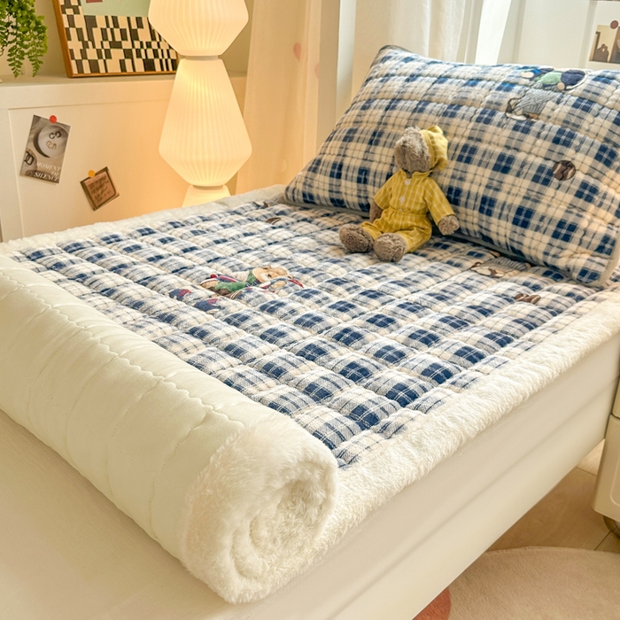 91家纺网 家纺一手货源 找家纺 欧妮家纺 2026新款加厚夹棉牛奶绒枕套 暖绒-蓝格英伦熊