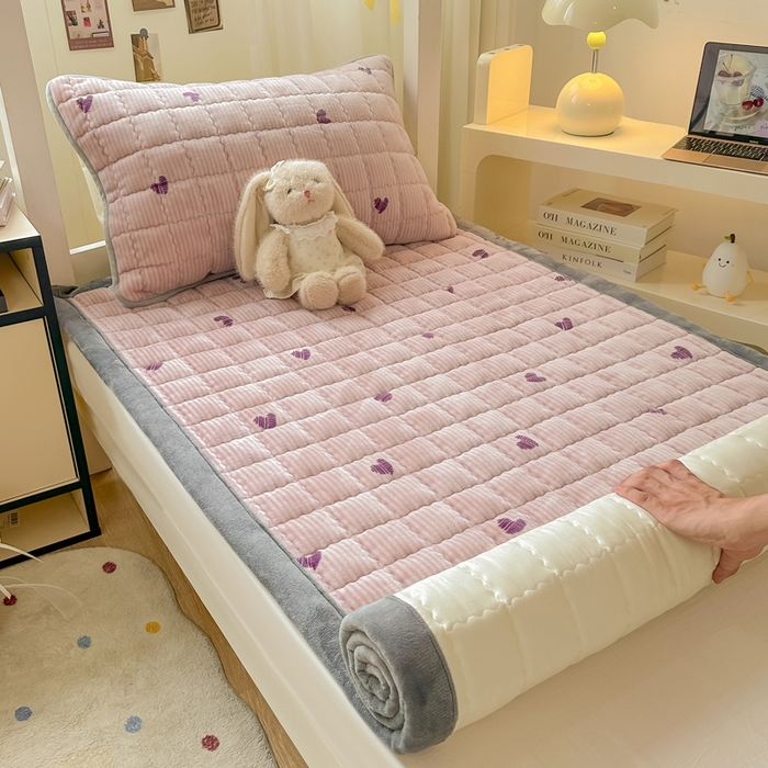 91家纺网 家纺一手货源 找家纺 欧妮家纺 2026新款加厚夹棉牛奶绒枕套 水晶-条纹爱心