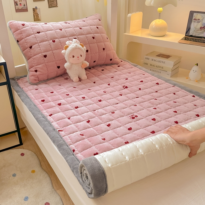 91家纺网 家纺一手货源 找家纺 欧妮家纺 2026新款加厚夹棉牛奶绒枕套 水晶-爱心樱桃