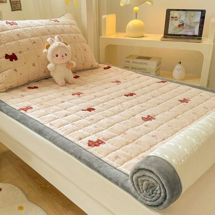 91家纺网 家纺一手货源 找家纺 欧妮家纺 2026新款加厚夹棉牛奶绒枕套 水晶-奶油小狗