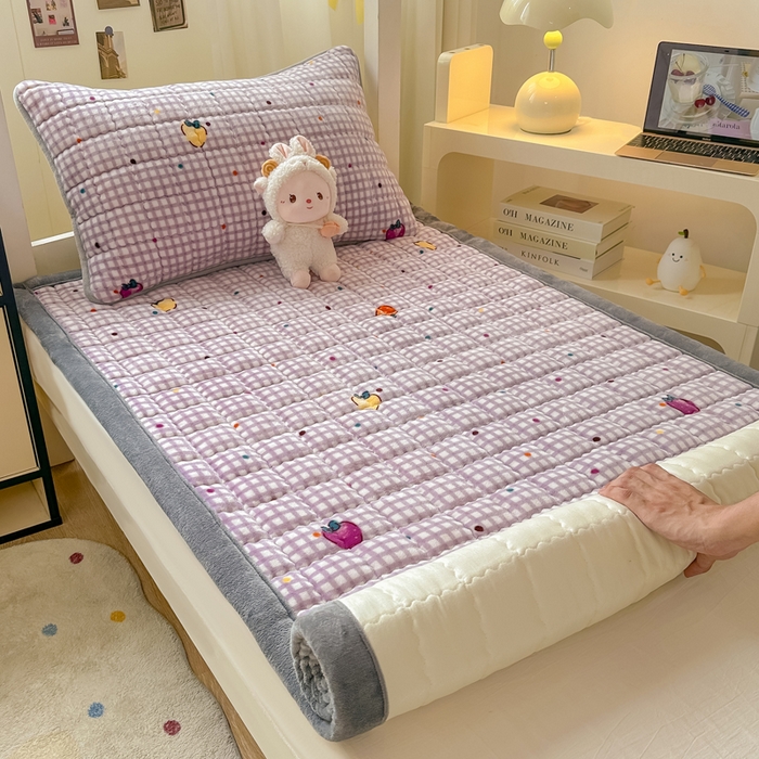 91家纺网 家纺一手货源 找家纺 欧妮家纺 2026新款加厚夹棉牛奶绒枕套 水晶-彩色草莓