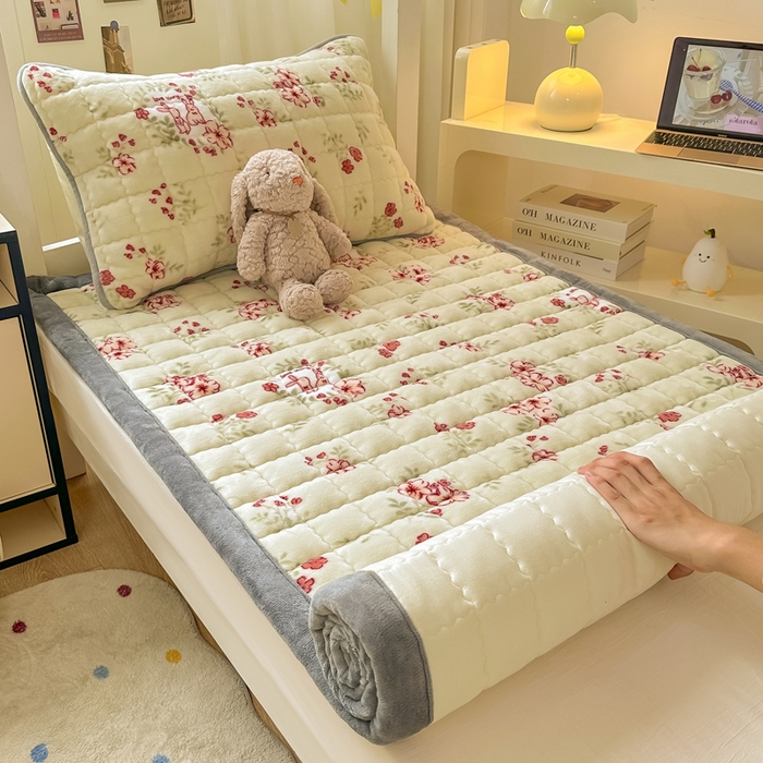 91家纺网 家纺一手货源 找家纺 欧妮家纺 2026新款加厚夹棉牛奶绒枕套 水晶-两小无猜