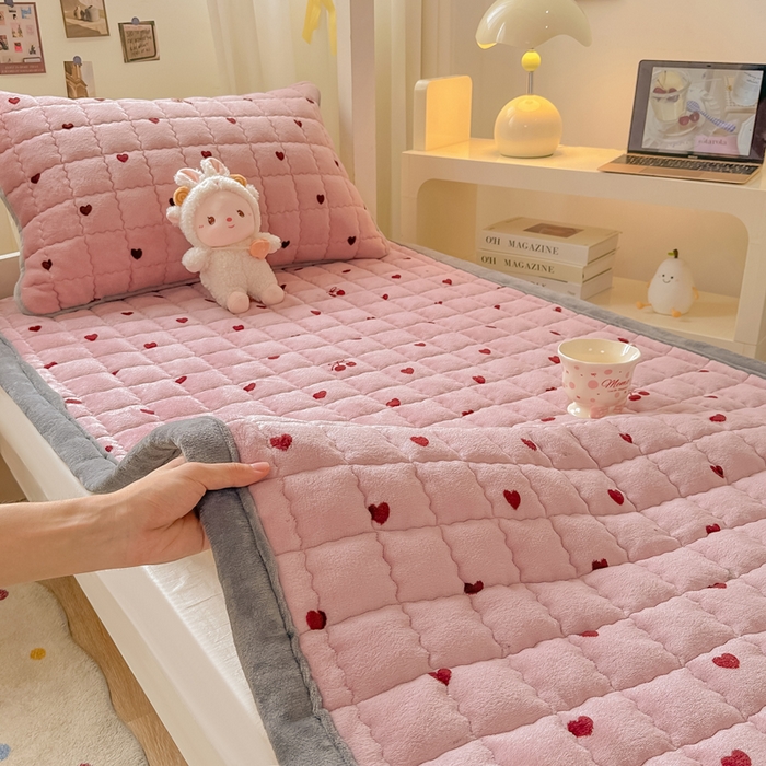 91家纺网 家纺一手货源 找家纺 欧妮家纺 2026新款加厚夹棉牛奶绒枕套 水晶-爱心樱桃