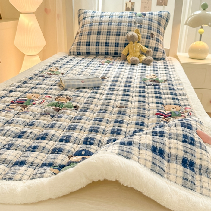 91家纺网 家纺一手货源 找家纺 欧妮家纺 2026新款加厚夹棉牛奶绒枕套 暖绒-蓝格英伦熊