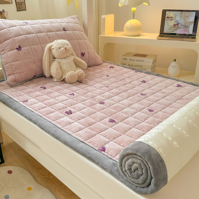 91家纺网 家纺一手货源 找家纺 欧妮家纺 2026新款加厚夹棉牛奶绒枕套 水晶-条纹爱心