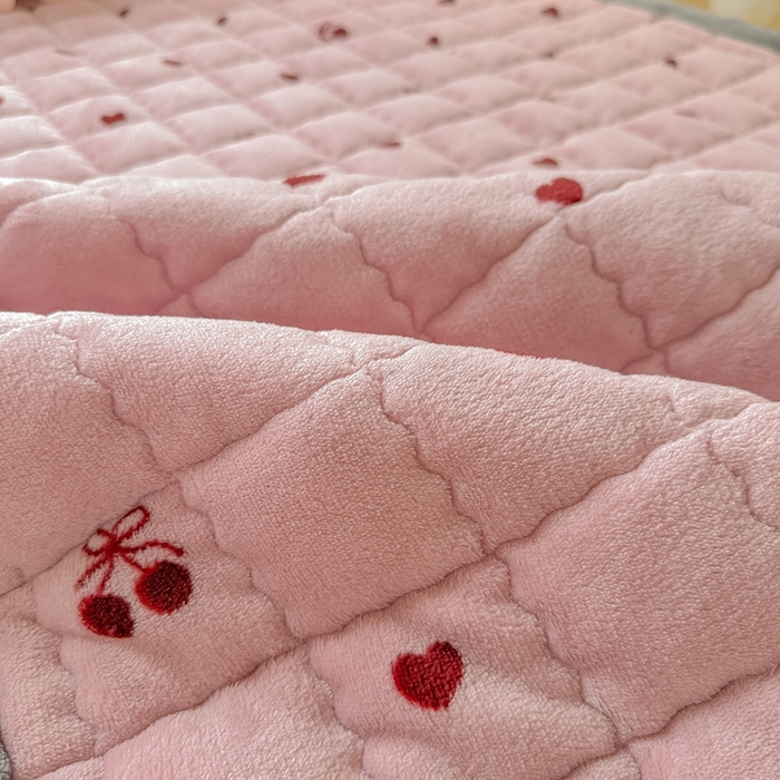 91家纺网 家纺一手货源 找家纺 欧妮家纺 2026新款加厚夹棉牛奶绒枕套 水晶-爱心樱桃