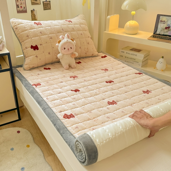 91家纺网 家纺一手货源 找家纺 欧妮家纺 2026新款加厚夹棉牛奶绒枕套 水晶-奶油小狗