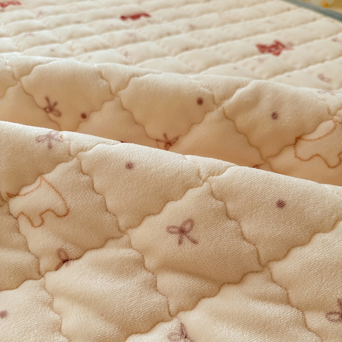 91家纺网 家纺一手货源 找家纺 欧妮家纺 2026新款加厚夹棉牛奶绒枕套 水晶-奶油小狗