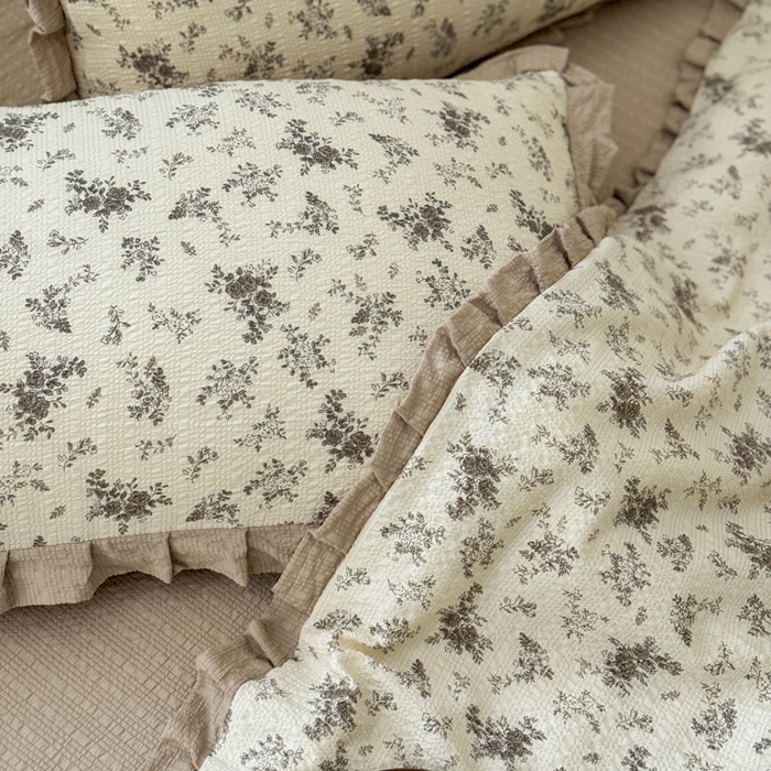 91家纺网 家纺一手货源 找家纺 迪梦姿家纺 2026新款泡芙纱花边款夏被四件套-款式二 初柠奶咖