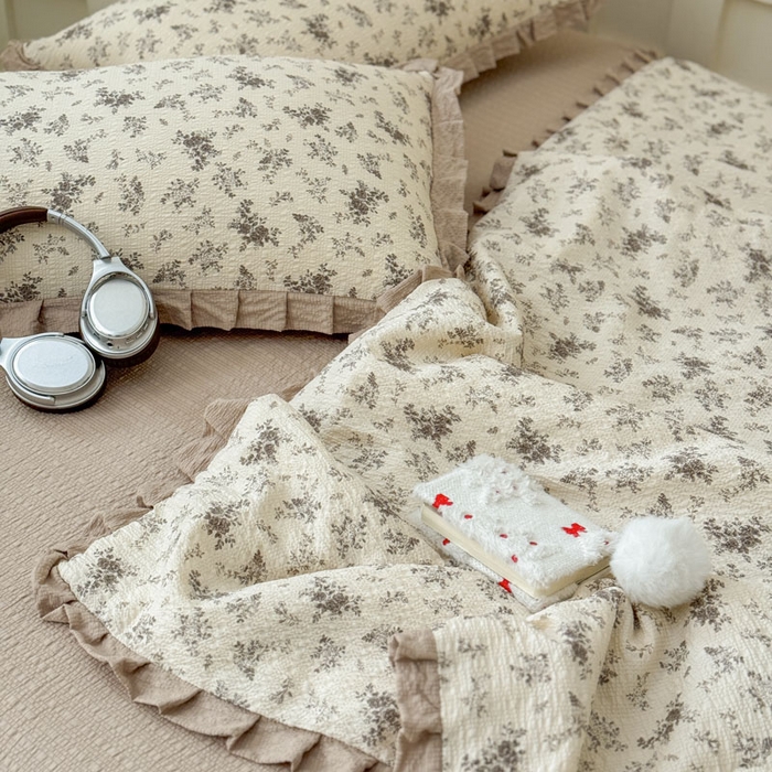 91家纺网 家纺一手货源 找家纺 迪梦姿家纺 2026新款泡芙纱花边款夏被四件套-款式二 初柠奶咖