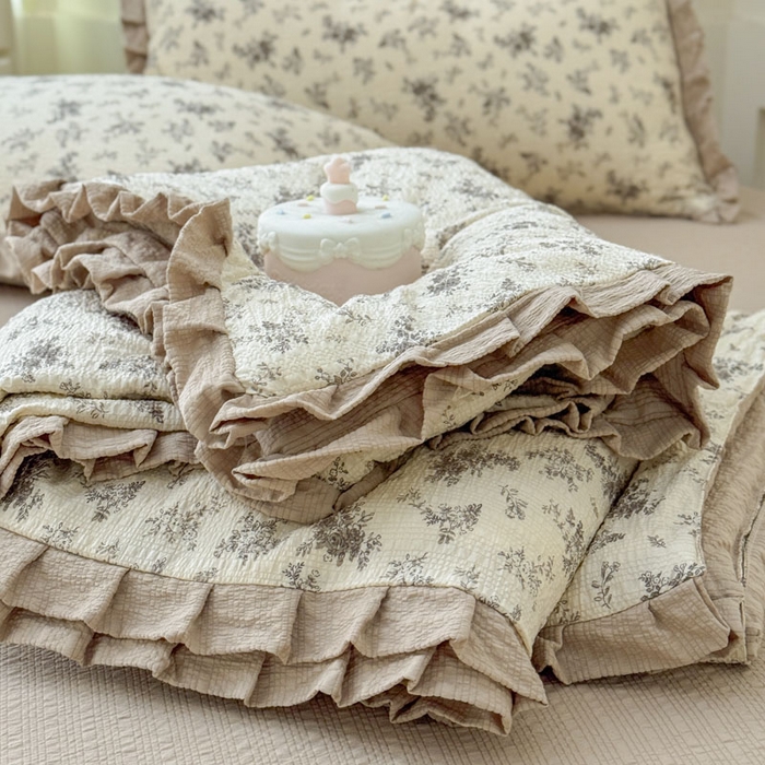 91家纺网 家纺一手货源 找家纺 迪梦姿家纺 2026新款泡芙纱花边款夏被四件套-款式二 初柠奶咖