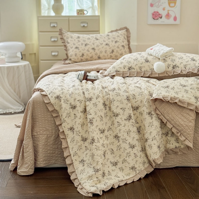 91家纺网 家纺一手货源 找家纺 迪梦姿家纺 2026新款泡芙纱花边款夏被四件套-款式二 初柠奶咖