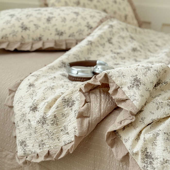 91家纺网 家纺一手货源 找家纺 迪梦姿家纺 2026新款泡芙纱花边款夏被四件套-款式二 初柠奶咖