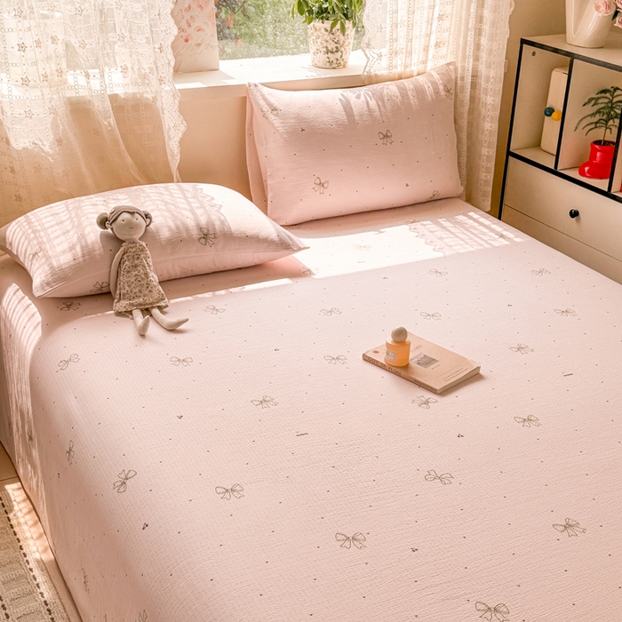 91家纺网 家纺一手货源 找家纺 丝芙妮家居 2026春夏新款皱皱棉双层纱泡芙棉床单 床单单件 云蝶-粉