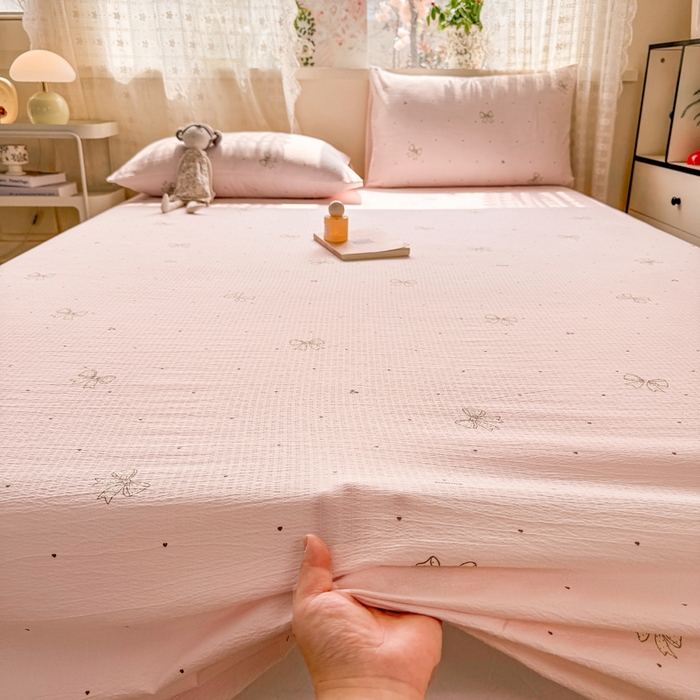 91家纺网 家纺一手货源 找家纺 丝芙妮家居 2026春夏新款皱皱棉双层纱泡芙棉床单 床单单件 云蝶-粉