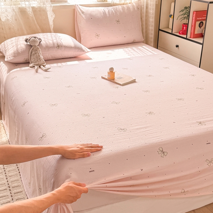 91家纺网 家纺一手货源 找家纺 丝芙妮家居 2026春夏新款皱皱棉双层纱泡芙棉床单 床单单件 云蝶-粉