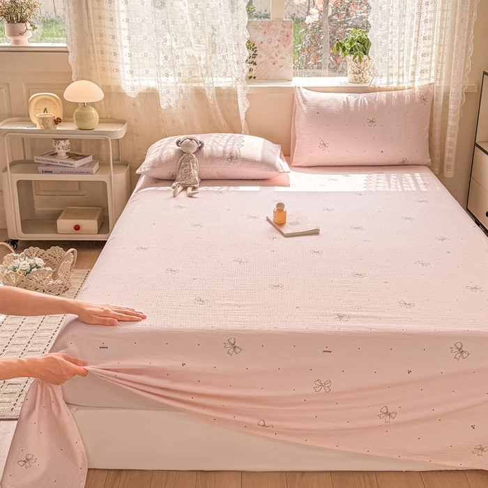 91家纺网 家纺一手货源 找家纺 丝芙妮家居 2026春夏新款皱皱棉双层纱泡芙棉床单 床单单件 云蝶-粉