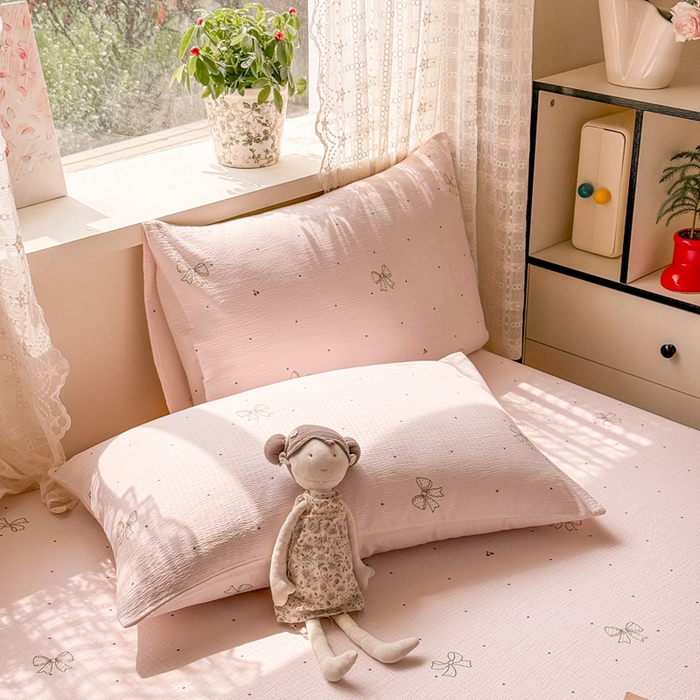 91家纺网 家纺一手货源 找家纺 丝芙妮家居 2026春夏新款皱皱棉双层纱泡芙棉床单 床单单件 云蝶-粉