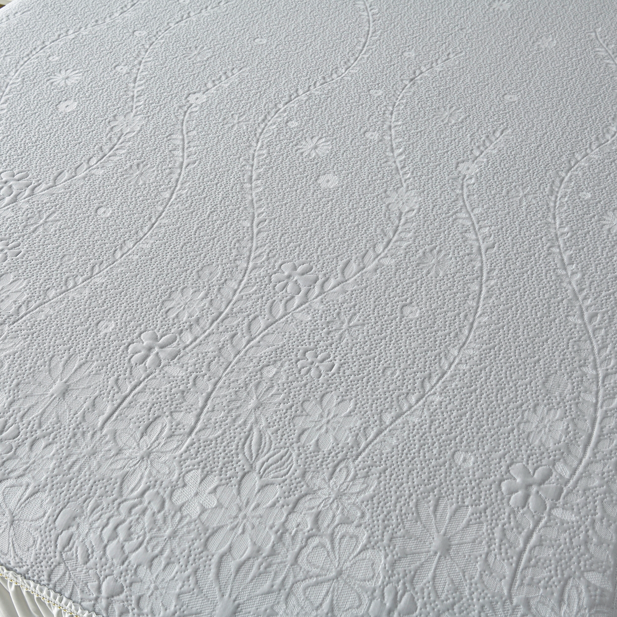 91家纺网 家纺一手货源 找家纺 民新家纺 2026新款3D立体冰豆豆凉席席子床裙三件套 花香怡人-灰