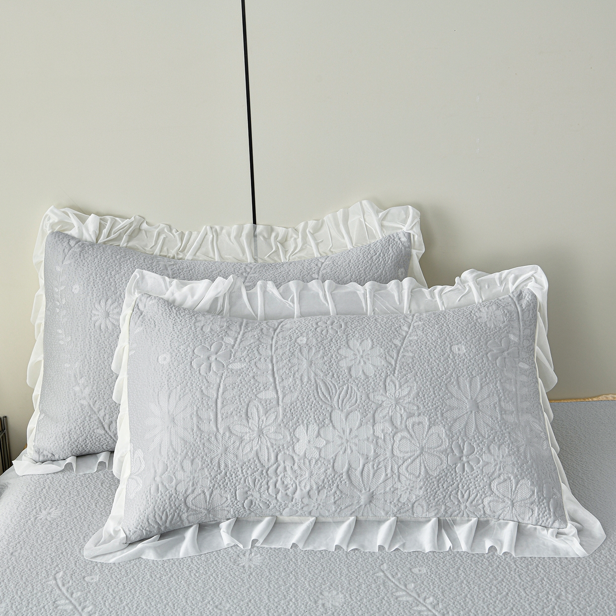 91家纺网 家纺一手货源 找家纺 民新家纺 2026新款3D立体冰豆豆凉席席子床裙三件套 花香怡人-灰