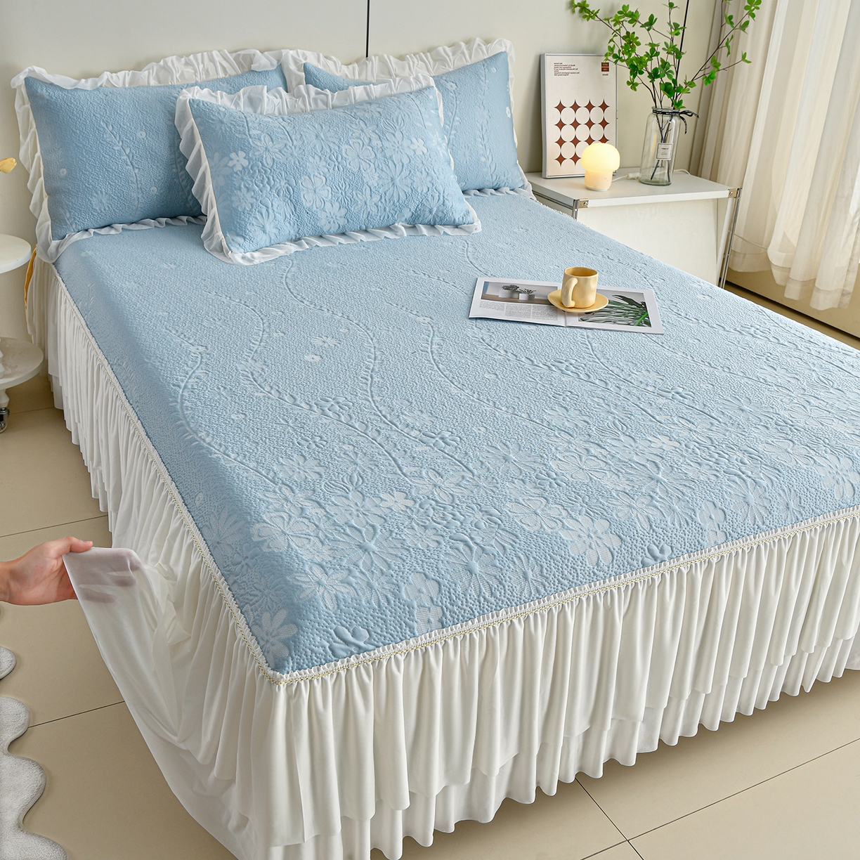 91家纺网 家纺一手货源 找家纺 民新家纺 2026新款3D立体冰豆豆凉席席子床裙三件套 花香怡人-蓝