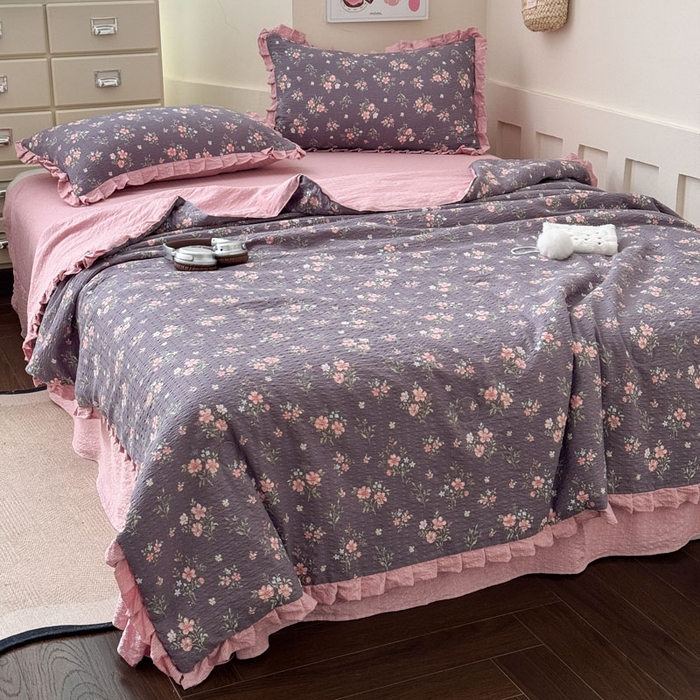 91家纺网 家纺一手货源 找家纺 迪梦姿家纺 2026新款泡芙纱花边款夏被四件套-款式二 花漾樱花粉