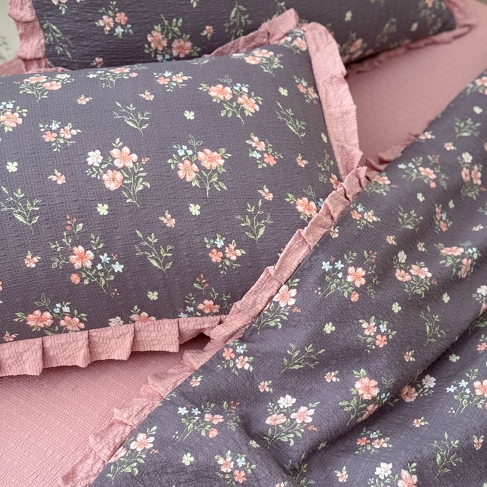 91家纺网 家纺一手货源 找家纺 迪梦姿家纺 2026新款泡芙纱花边款夏被四件套-款式二 花漾樱花粉