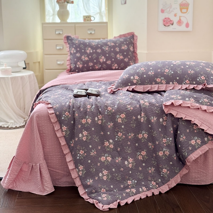 91家纺网 家纺一手货源 找家纺 迪梦姿家纺 2026新款泡芙纱花边款夏被四件套-款式二 花漾樱花粉