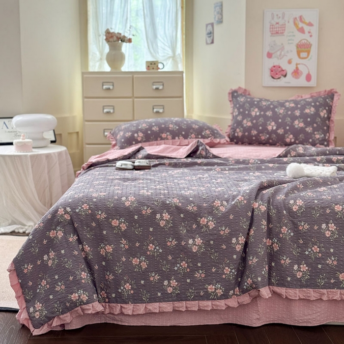 91家纺网 家纺一手货源 找家纺 迪梦姿家纺 2026新款泡芙纱花边款夏被四件套-款式二 花漾樱花粉