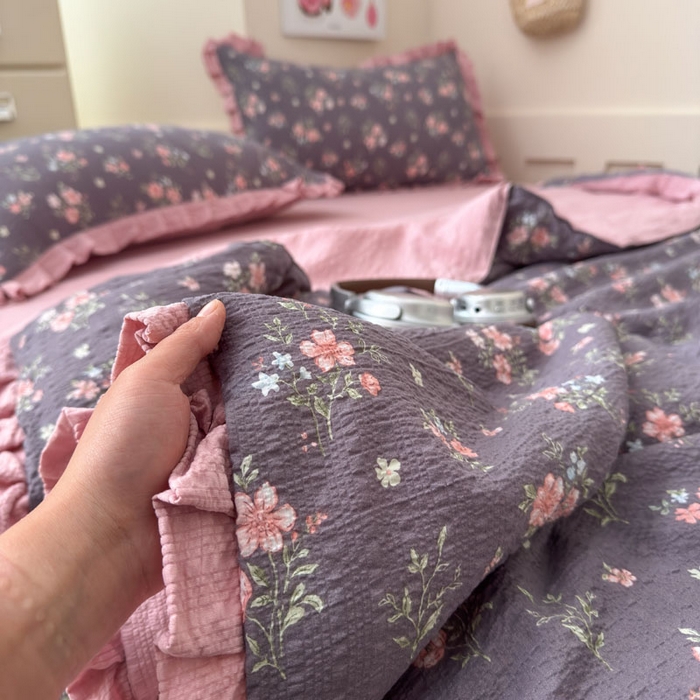91家纺网 家纺一手货源 找家纺 迪梦姿家纺 2026新款泡芙纱花边款夏被四件套-款式二 花漾樱花粉