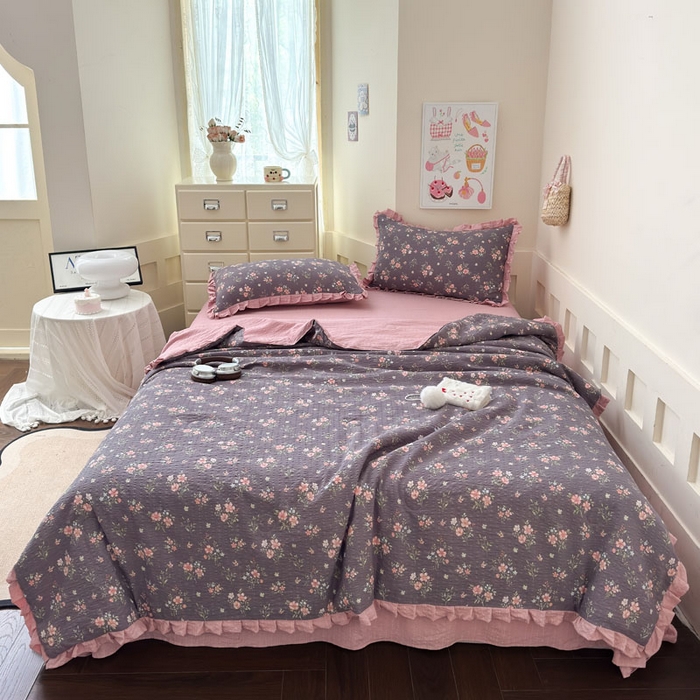 91家纺网 家纺一手货源 找家纺 迪梦姿家纺 2026新款泡芙纱花边款夏被四件套-款式二 花漾樱花粉