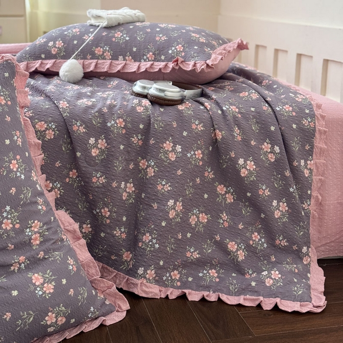 91家纺网 家纺一手货源 找家纺 迪梦姿家纺 2026新款泡芙纱花边款夏被四件套-款式二 花漾樱花粉