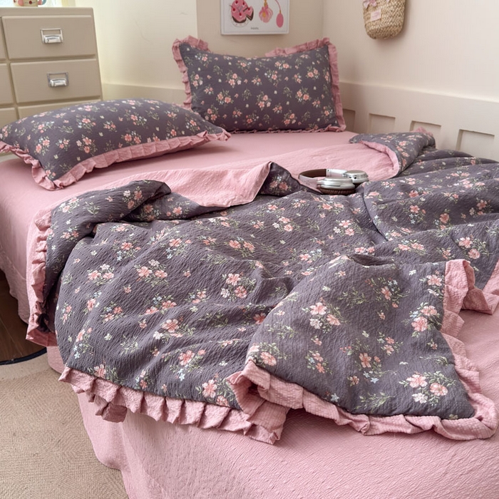 91家纺网 家纺一手货源 找家纺 迪梦姿家纺 2026新款泡芙纱花边款夏被四件套-款式二 花漾樱花粉