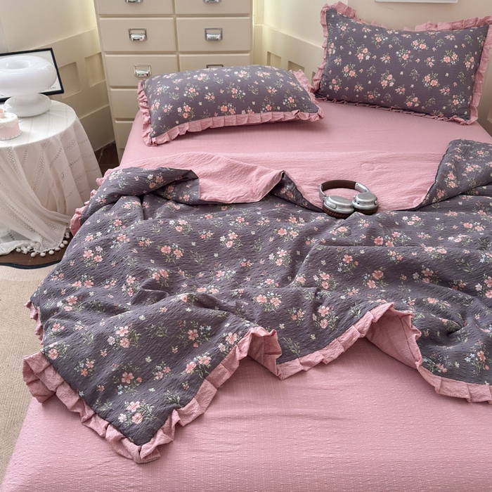 91家纺网 家纺一手货源 找家纺 迪梦姿家纺 2026新款泡芙纱花边款夏被四件套-款式二 花漾樱花粉
