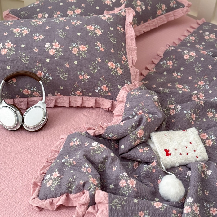 91家纺网 家纺一手货源 找家纺 迪梦姿家纺 2026新款泡芙纱花边款夏被四件套-款式二 花漾樱花粉