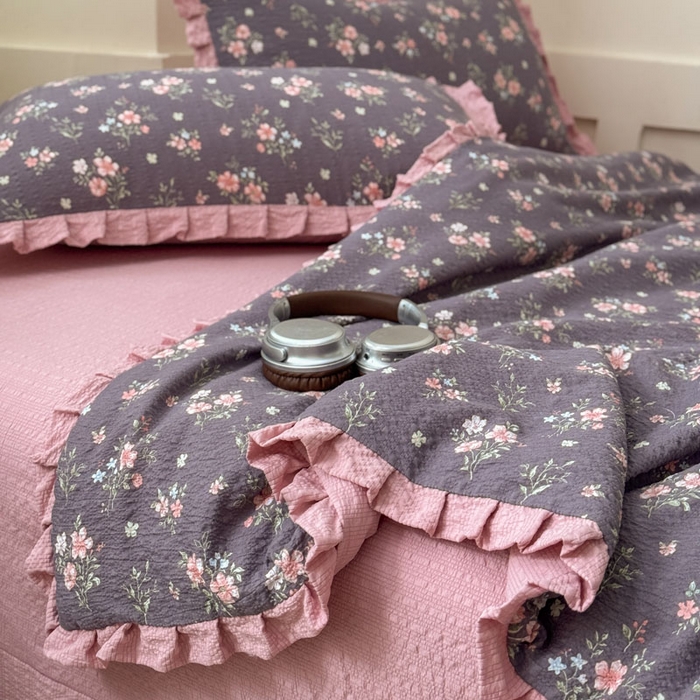 91家纺网 家纺一手货源 找家纺 迪梦姿家纺 2026新款泡芙纱花边款夏被四件套-款式二 花漾樱花粉